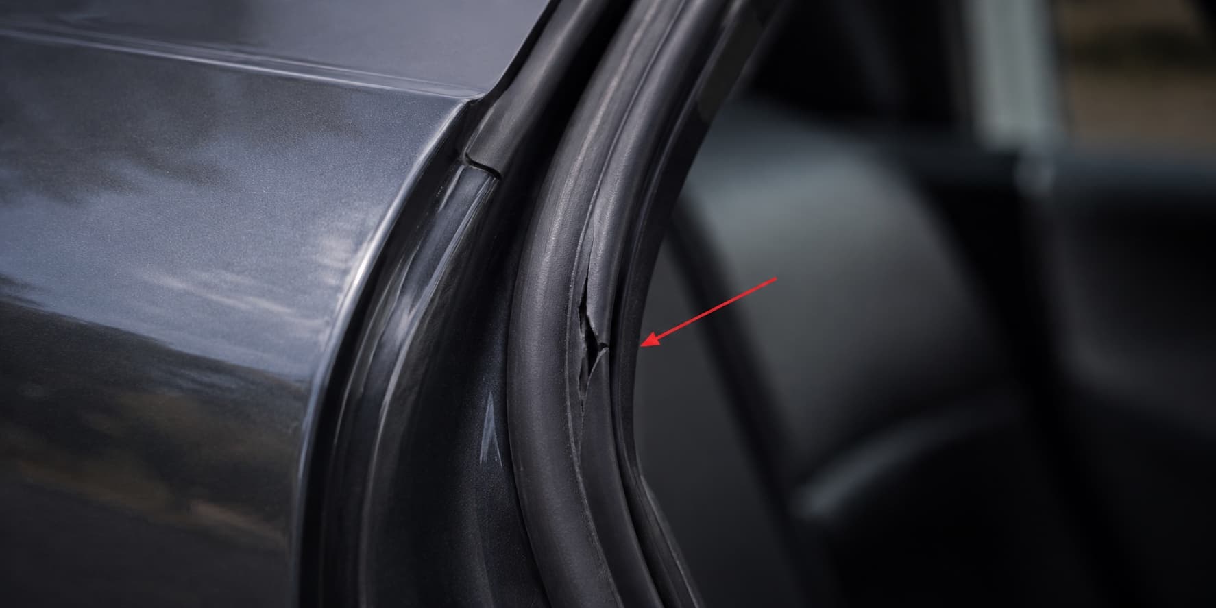 Borracha de porta de Tesla rasgada, marcada com uma seta vermelha